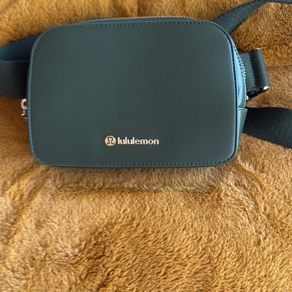 lululemon athletica Green Belt Bag Sleek Minimalist Design - Picture 1 of 7